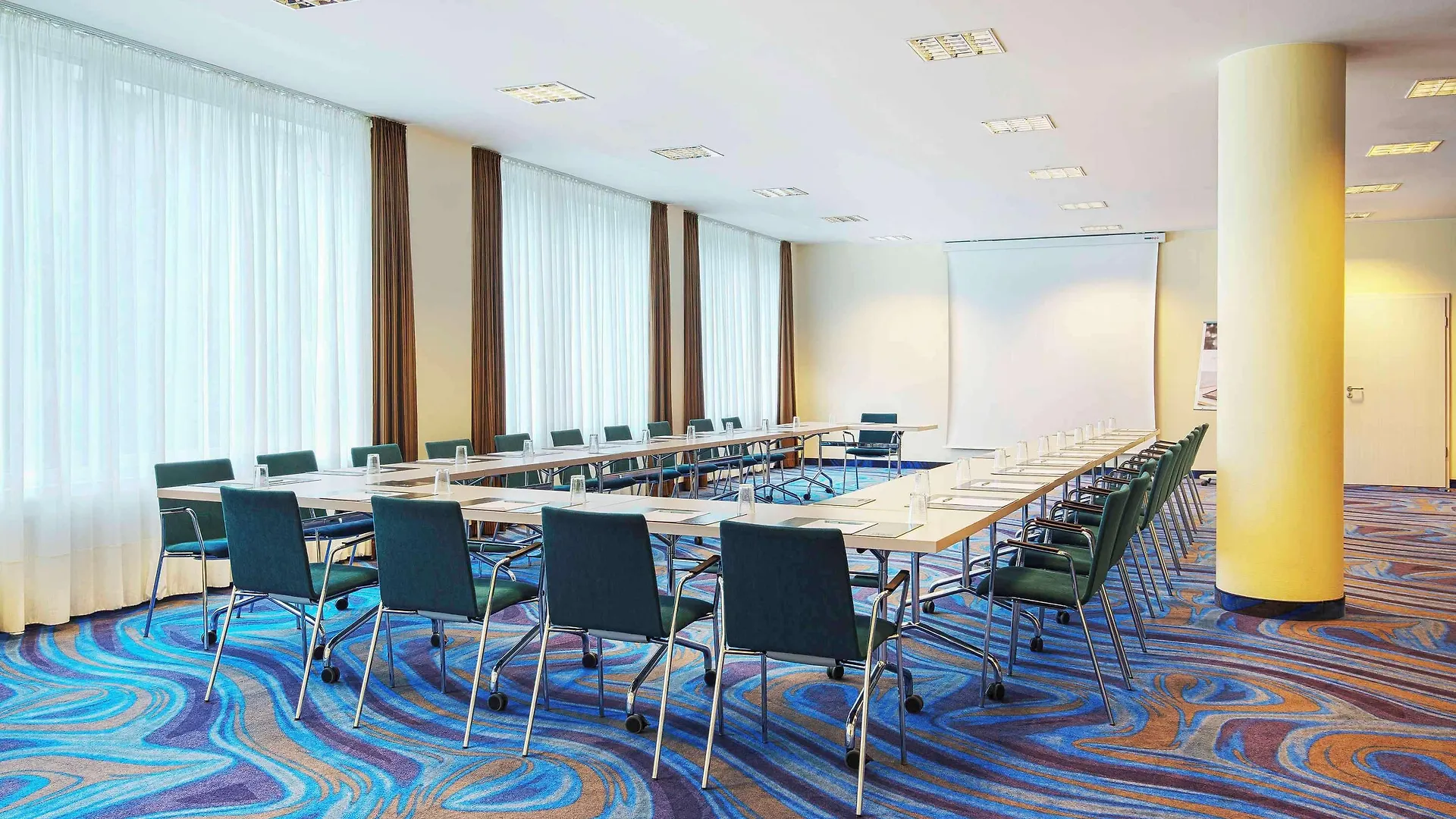 Mercure Hotel Berlin Tempelhof 4*,